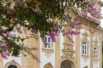 Iglesia tras las flores 