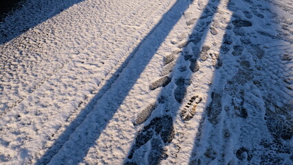 雪が積もった道路と足跡