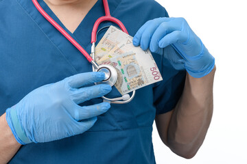 Doktor wkłada pieniądze do kieszeni, z bliska, lekarz trzyma banknoty - obrazy, fototapety, plakaty
