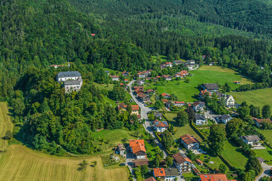 Ausblick auf den Luftkurort Marquartstein in den Chiemgauer Alpen in Oberbayern im Sommer