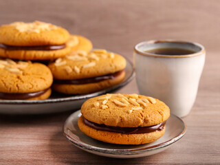 Honey crunch cookies with chocolate