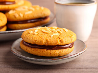 Honey crunch cookies with chocolate