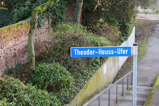 street name sign, Theodor Heuss Ufer