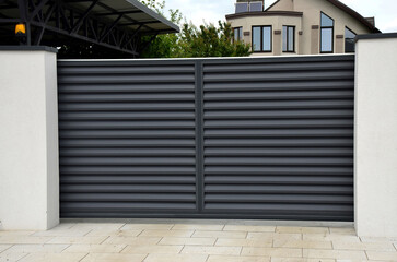 Automatic sliding gate with shutters
