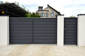 Automatic sliding gate with shutters