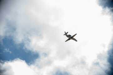 Avión en el cielo de Cádiz hacia el aeropuerto de Jerez
