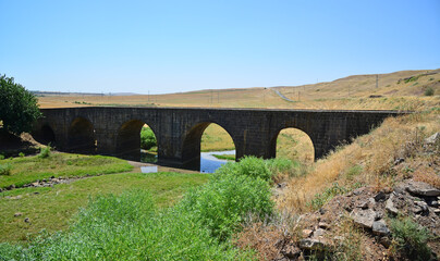 Fototapeta na wymiar Historical Black Bridge in Diyarbakir, Turkey
