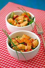 Salad with prawns and pepper sauce.