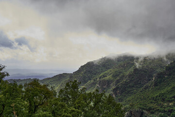 paisaje de montaña en un día de tormenta