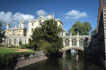 Fototapeta premium Bridge of Sighs over Cam River in St John's College, constituent college of the University of Cambridge, England, UK