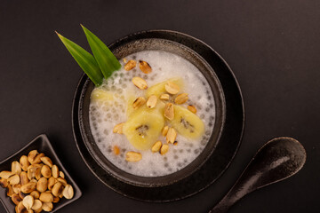 Che Chuoi is Vietnamese Banana Tapioca in coconut Milk, Topping With Peanuts.