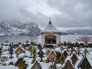 Friedhof von Hallstatt im Salzkammergut im Winter