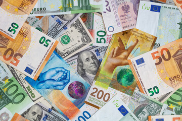 Obraz premium Closeup of Swiss franc, US dollar, Euro, polish zloty banknotes banknotes