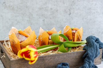 Karottenkuchen-Cupcakes mit Zirtronen-Zucker-Glasur und Marzipan Möhren