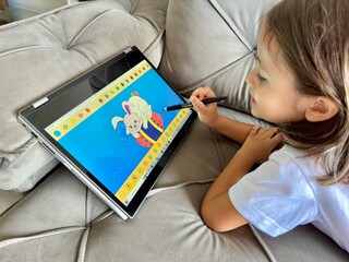 Criança desenhando no computador com desenhos digital. - obrazy, fototapety, plakaty