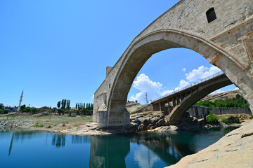 Fototapeta na wymiar Located in Diyarbakir, Turkey, the Malabadi Bridge was built in 1147.