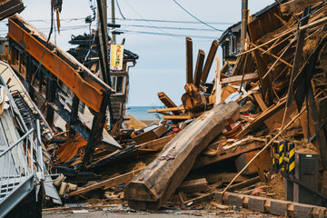 令和6年能登半島地震 倒壊した木造家屋 - 754349207