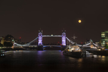 Vollmond über der Tower Bridge und der Themse, London, Grossbrittannien