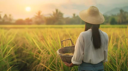  Asian woman working in a rice field © Ziyan Yang