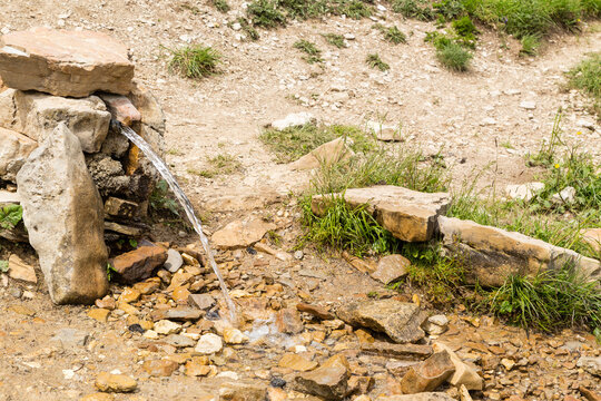 Source capt&eacute;e dans une zone montagneuse s&egrave;che calcaire, l'eau une ressource rare et pr&eacute;cieuse