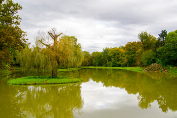Fototapeta premium Park and lake in the Nadasdly Castle