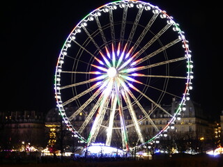 Grande roue lumlneuse de nuit