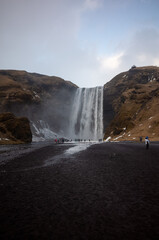 la cascata di skogafoss in islanda in inverno