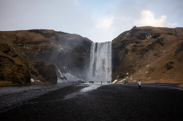 la cascata di skogafoss in islanda in inverno
