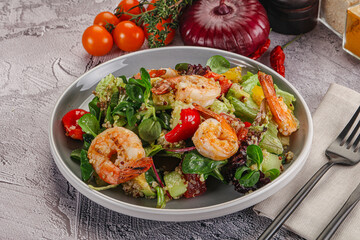 Salad with prawn and quinoa