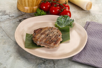 Grilled tuna medallion in the plate