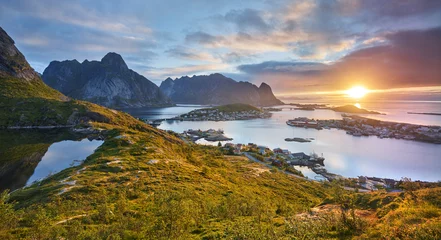 Abwaschbare Fototapete Nordeuropa Sonnenaufgang über Reine, Moskenesoya, Lofoten, Nordland, Norwegen