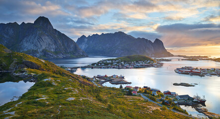 Fototapeta na wymiar Sonnenaufgang über Reine, Moskenesoya, Lofoten, Nordland, Norwegen