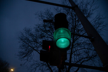 Grüne Ampel in der Abenddämmerung