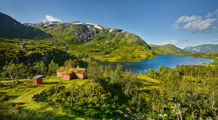 Fototapeta premium Hütte am Holmevatnet, Storefjellet, Gaularfjellet, Vestland, Norwegen