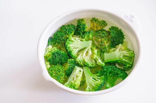 水に浸したブロッコリー - Powered by Adobe