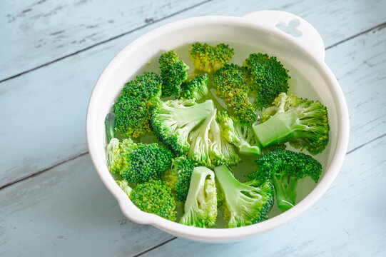 水に浸したブロッコリー - Powered by Adobe