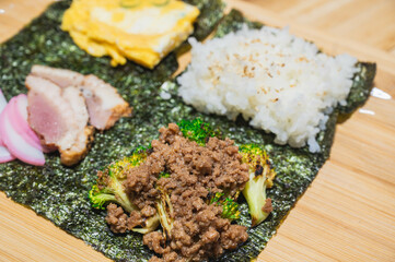 肉味噌のおにぎらず作り