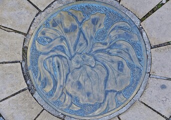 Kanaldeckel mit Jugendstil Motiv in Szeged, Ungarn