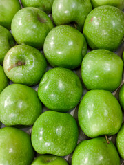 Manzanas Granny Smith, la manzana verde brillante conocida por su sabor crujiente y ácido.