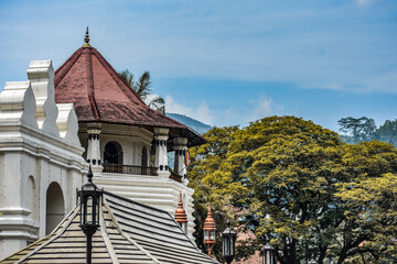 A streetlamp at Temple of the Tooth (Sri Dalada Maligawa), Kandy, Sri Lanka. - obrazy, fototapety, plakaty