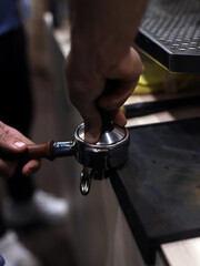 barista experto prensando el café en el filtro de la cafetera