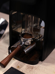 servidor de café molido cayendo en el filtro de la cafetera
