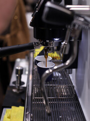 café saliendo de una cafetera industrial