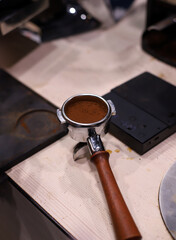 filtro de cafetera industrial con café molido