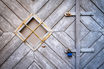 Stare drewniane drzwi z niebieską Kłudka - obrazy, fototapety, plakaty