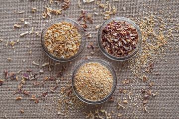 Fresh and dried garlic, onion and shallot powder in a small dish