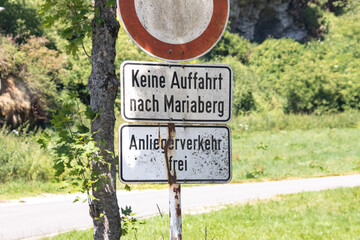 Verkehrszeichen verbieten Durchfahrt nach Mariaberg