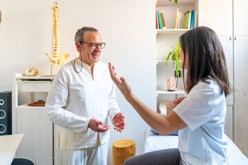 Patient talking to a expertise Qi gong masseur