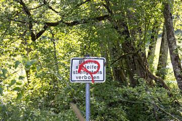Verkehrszeichen verbietet das Schleifen der Bäume