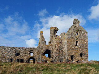ruiny zamku na górze na tle nieba, castle, ruins of a castle on a hill against the blue sky	